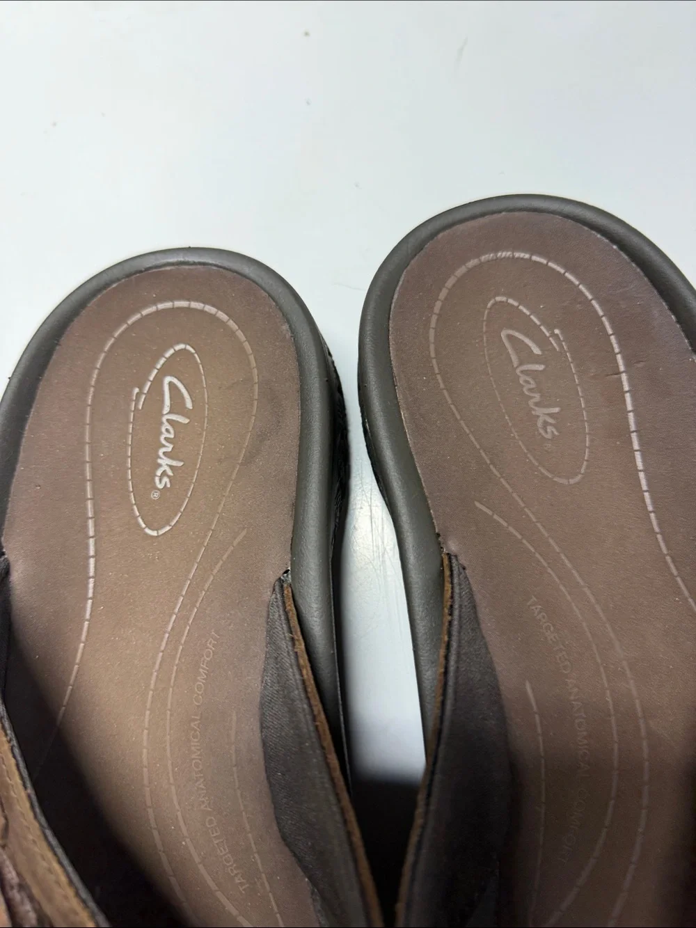 Clark’s Men's Brown Leather Flip-Flop Sandals size 11